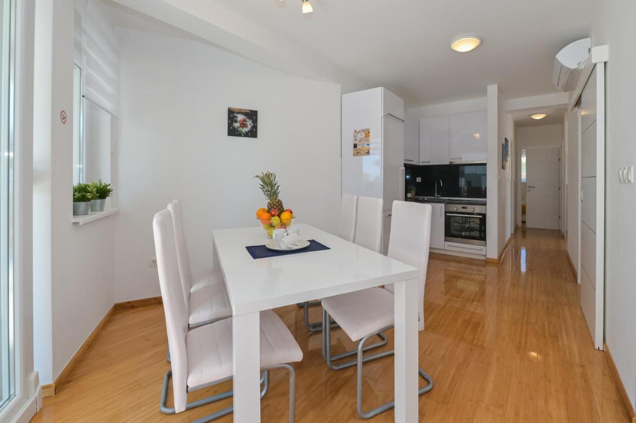 Apartment Funtastic With Private Pool Novalja Exterior foto